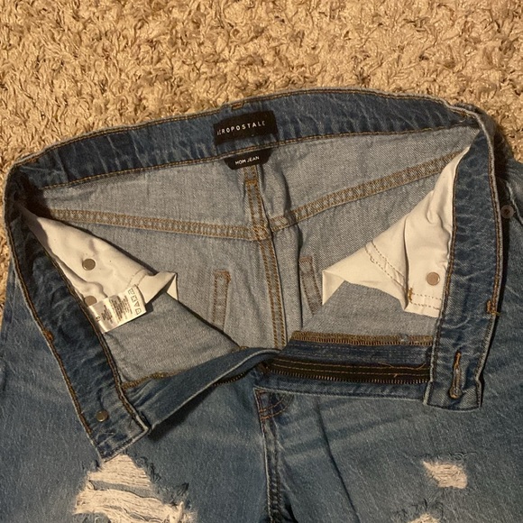 Aéropostale Medium/Dark Wash Denim Mom Jeans. Size 10 - Picture 3 of 3